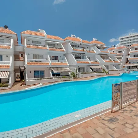 Serene Terrace And Pool Διαμέρισμα